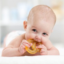 הומאופתיה והטיפול בכאבים של תינוקות המוציאים שיניים